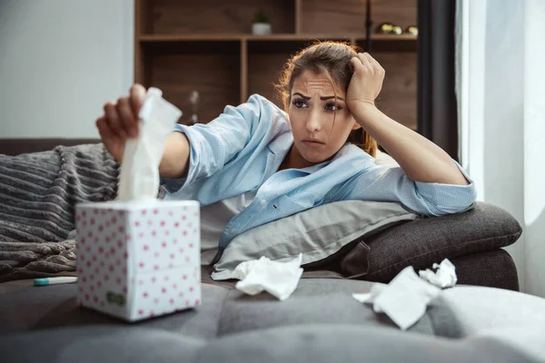 Giovane Donna Sdraiato Malato Casa Divano Prendere Fazzoletto Carta Soffiare — Foto Stock