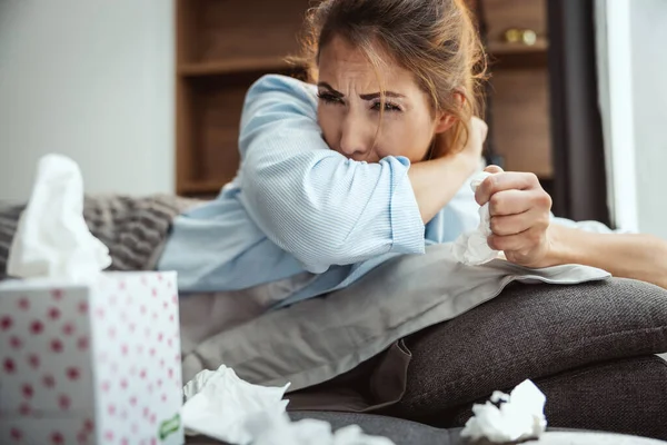 Giovane Donna Sdraiato Malato Casa Divano Tosse — Foto Stock