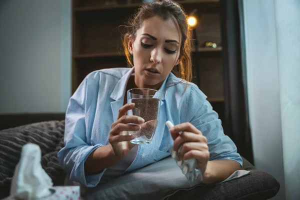 Mujer Joven Está Acostada Enferma Sofá Casa Tomando Pastillas —  Fotos de Stock