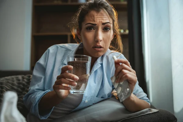 Mladá Žena Leží Nemocná Doma Gauči Bere Prášky — Stock fotografie