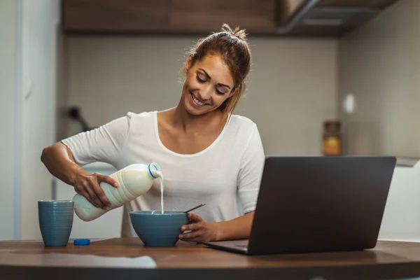 Mooie Jonge Vrouw Voorbereiding Van Haar Gezond Ontbijt Haar Keuken — Stockfoto