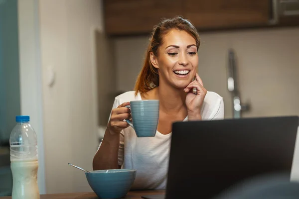 Skjuten Söt Ung Kvinna Som Sitter Köket Njuter Kopp Kaffe — Stockfoto