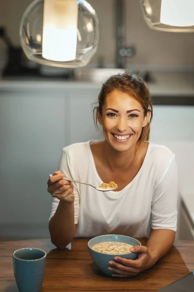 Hermosa Joven Sonriente Mujer Está Comiendo Desayuno Saludable Cocina Mirando — Foto de Stock