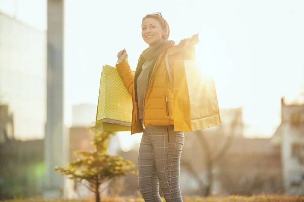 Une Jeune Femme Souriante Promène Dans Rue Une Ville Avec — Photo