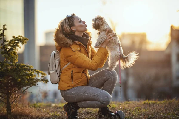 Linda Jovem Mulher Moda Está Passando Tempo Com Seu Cão — Fotografia de Stock