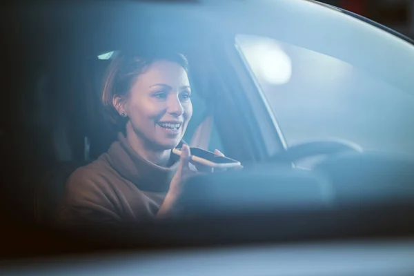 Retrato Una Joven Hermosa Mujer Feliz Con Una Bonita Sonrisa — Foto de Stock