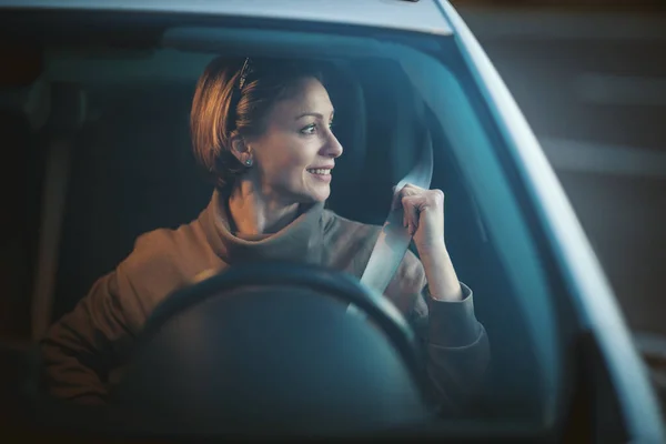 Hermosa Mujer Feliz Joven Está Sentado Asiento Del Coche Abrocharse —  Fotos de Stock