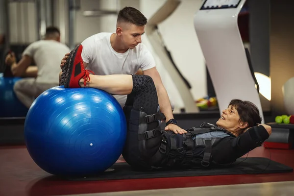 Leende Äldre Kvinna Gör Sit Övningar Med Personlig Tränare Gymmet — Stockfoto
