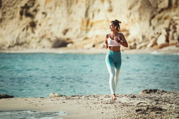 Mladá Žena Běží Podél Mořského Břehu Pláži Během Horké Letní — Stock fotografie