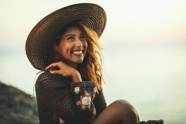 Una Hermosa Joven Está Divirtiendo Relajando Playa Atardecer —  Fotos de Stock