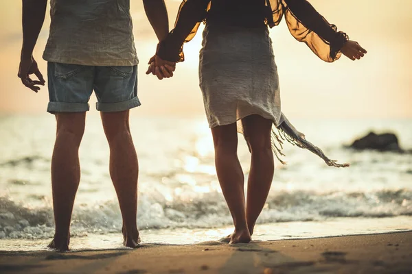 Primer Plano Una Pareja Amorosa Que Está Caminando Playa Arena — Foto de Stock