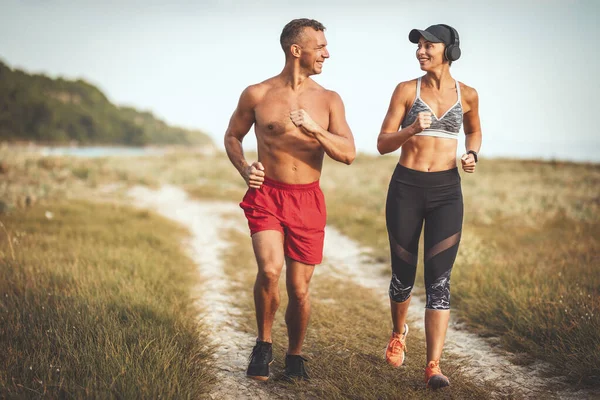 Una Feliz Pareja Sonriente Está Corriendo Largo Del Camino Cerca —  Fotos de Stock