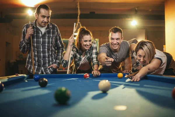 Jovens Amigos Sorridentes Alegres Estão Jogando Bilhar Bar Depois Trabalho — Fotografia de Stock