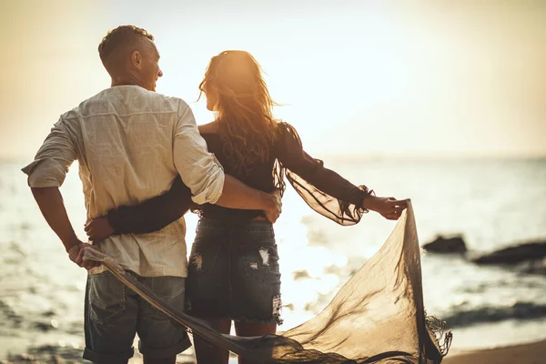 Una Pareja Cariñosa Está Divirtiendo Caminando Playa Arena Vacía Atardecer —  Fotos de Stock