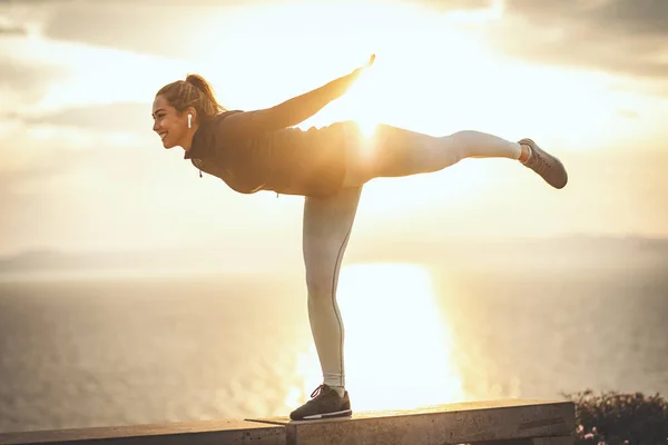 Een Mooie Jonge Vrouw Doet Stretching Oefening Bij Zee Zonsopgang — Stockfoto