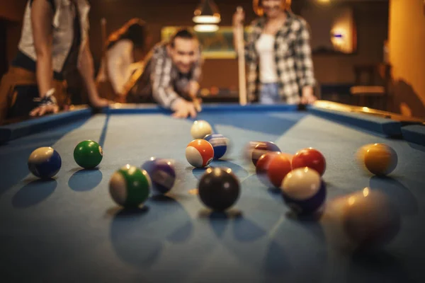 Jóvenes Amigos Sonrientes Alegres Están Jugando Billar Bar Después Del — Foto de Stock