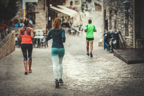 Dwie Kobiety Biegają Ulicami Śródziemnomorskiego Miasta Cieszą Się Latem Słonecznym — Zdjęcie stockowe
