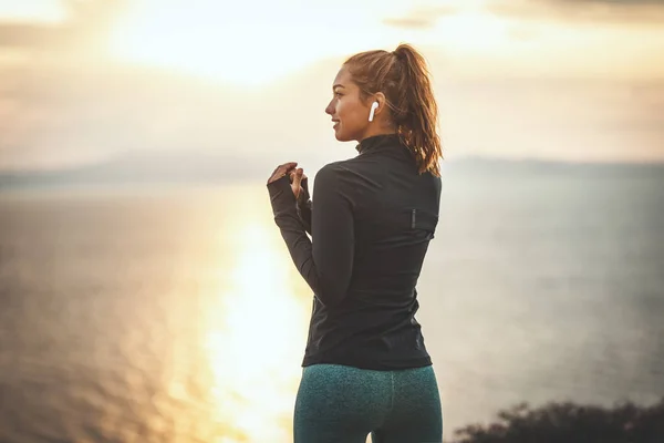 Beautiful Young Woman Ready Stretching Exercise Sea Sunrise Hearing Music — Stock Photo, Image