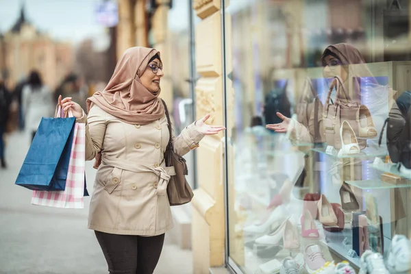 Femme Musulmane Âge Moyen Portant Hijab Avec Visage Heureux Marche — Photo