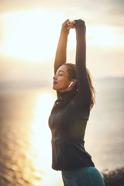 Vacker Ung Kvinna Gör Stretching Motion Vid Havet Soluppgången Höra — Stockfoto