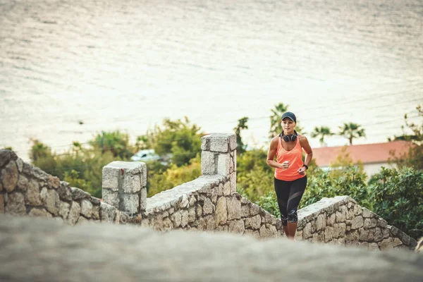 Μια Όμορφη Γυναίκα Τρέχει Κατά Μήκος Του Μονοπατιού Μιας Μεσογειακής — Φωτογραφία Αρχείου