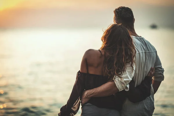 Casal Amoroso Está Divertindo Abraçando Praia Areia Vazia Pôr Sol — Fotografia de Stock