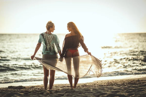 Vackra Två Unga Kvinnor Har Roligt Och Avkopplande Stranden Vid — Stockfoto