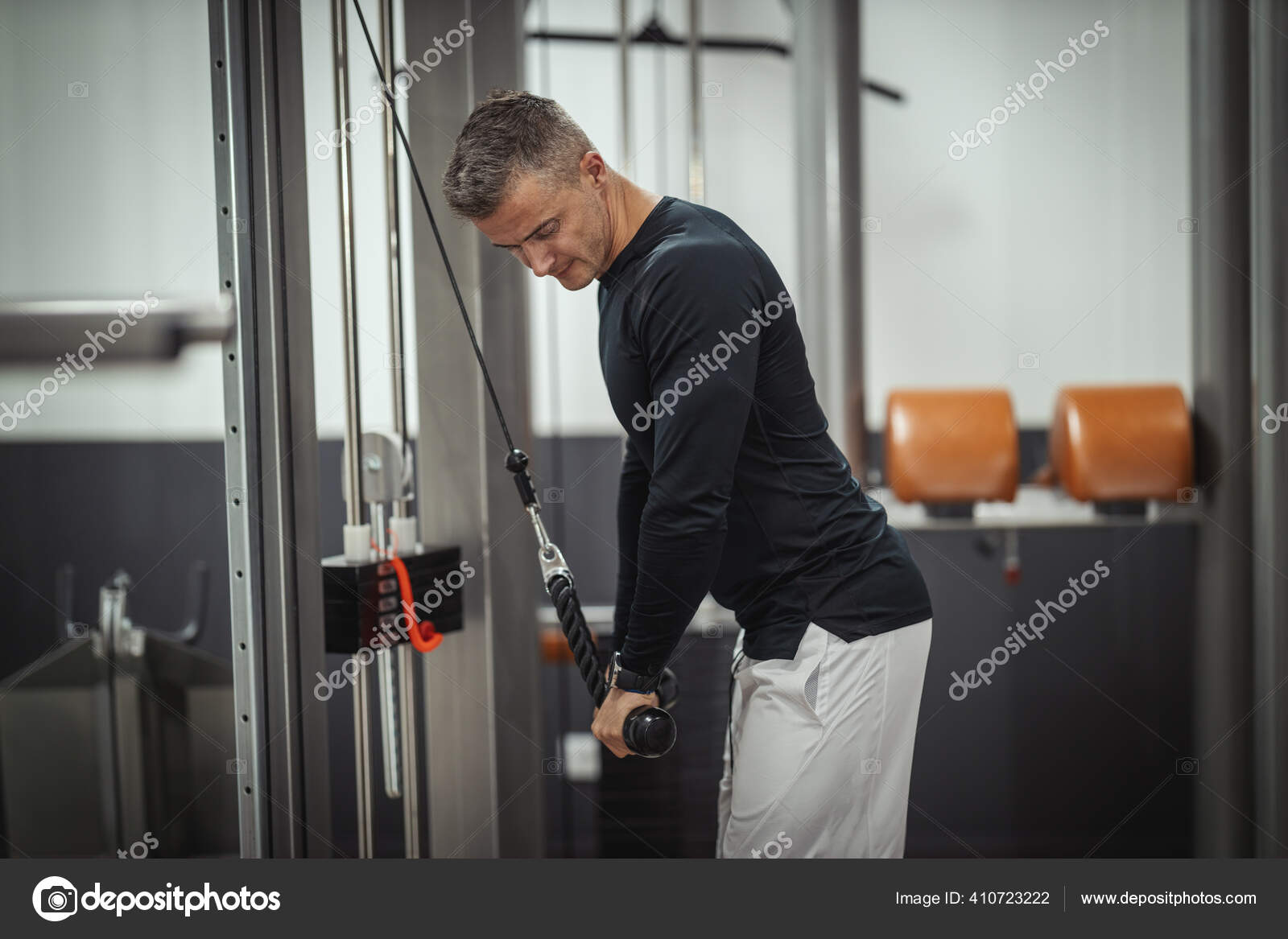Jovem Musculoso Fazendo Exercícios Para Tríceps Máquina Cabo Durante Treino  — Foto © MilanMarkovic #410723222, image size:1600x1167