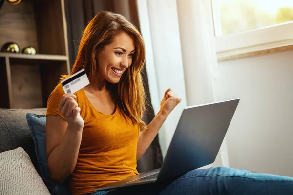 Съемка Веселой Молодой Женщины Делающей Покупки Интернете Ноутбуке Сидя Дома — стоковое фото