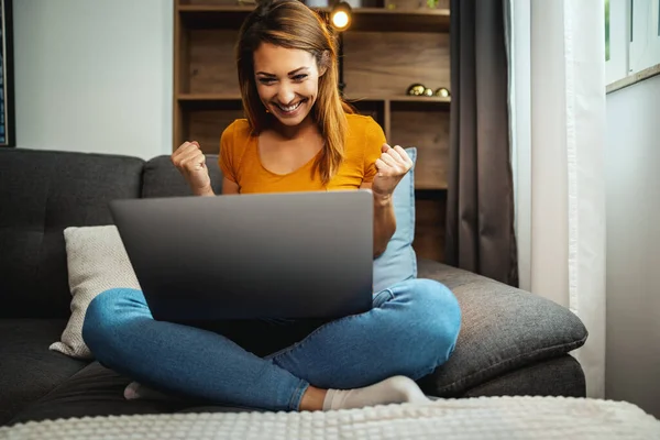 Aufnahme Einer Attraktiven Jungen Influencerin Die Schneidersitz Auf Dem Sofa — Stockfoto