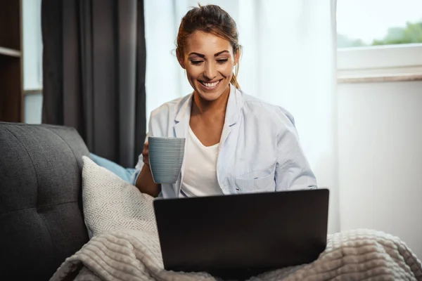 Foto Una Linda Joven Sentada Sofá Disfrutando Una Taza Café —  Fotos de Stock