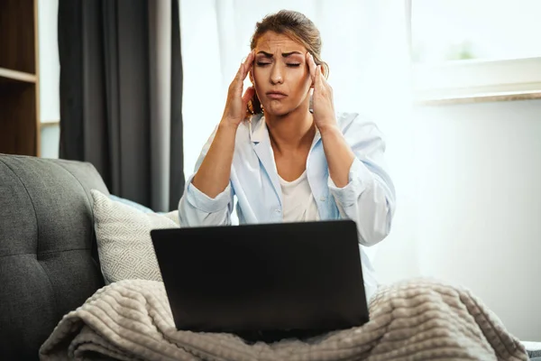 Een Bezorgde Jonge Vrouw Zit Gekruiste Benen Bank Gebruikt Haar — Stockfoto