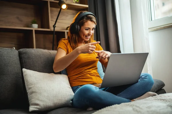 Aufnahme Einer Attraktiven Jungen Frau Die Schneidersitz Auf Dem Sofa — Stockfoto