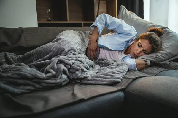 Ditembak Dari Seorang Wanita Muda Yang Menarik Berbaring Sofa Rumah — Stok Foto