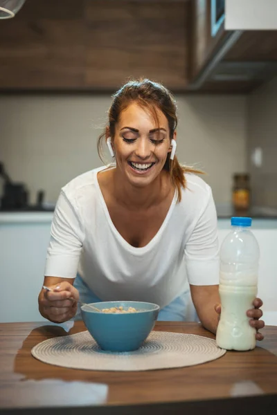 Güzel Genç Gülümseyen Bir Kadın Mutfağında Sağlıklı Kahvaltısını Hazırlıyor — Stok fotoğraf