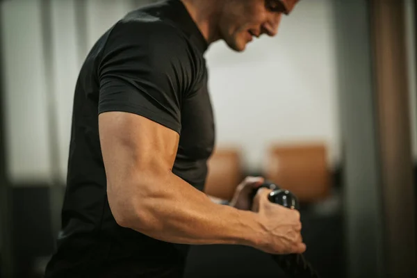 Jovem Musculoso Sportswear Focado Fazer Pulldowns Tríceps Cabo Durante Treino — Fotografia de Stock
