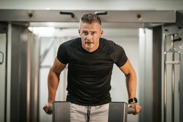 Muscular Jovem Fazendo Exercícios Duros Máquina Durante Treino Força Ginásio — Fotografia de Stock