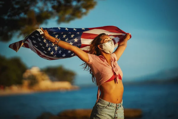 Attraente Giovane Donna Con Bandiera Nazionale Degli Stati Uniti Maschera — Foto Stock