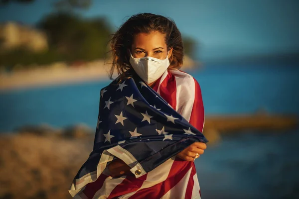 Mujer Joven Feliz Con Bandera Nacional Estadounidense Máscara Protectora N95 — Foto de Stock