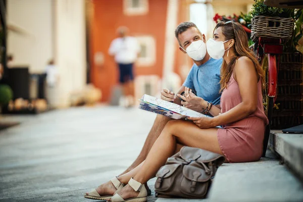 Shot Van Een Gelukkig Paar Met Beschermende N95 Masker Tijd — Stockfoto