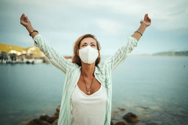 Shot Happy Young Woman Protective N95 Mask Enjoying While Spending — Stock Photo, Image