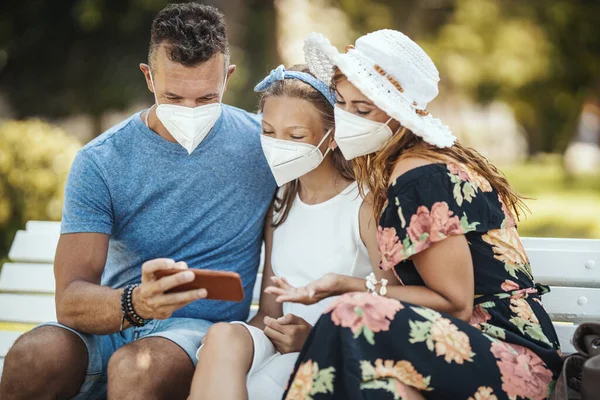 Zelfisolatie Natuur Jonge Gelukkige Familie Met Beschermende N95 Masker Plezier — Stockfoto