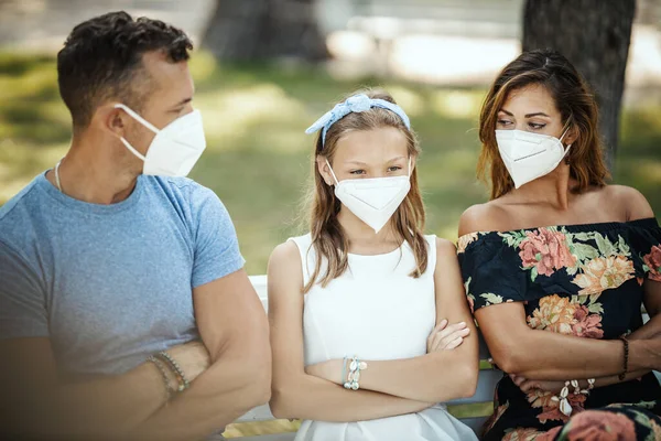 Jonge Familie Met Beschermende N95 Masker Tijd Doorbrengen Het Park — Stockfoto