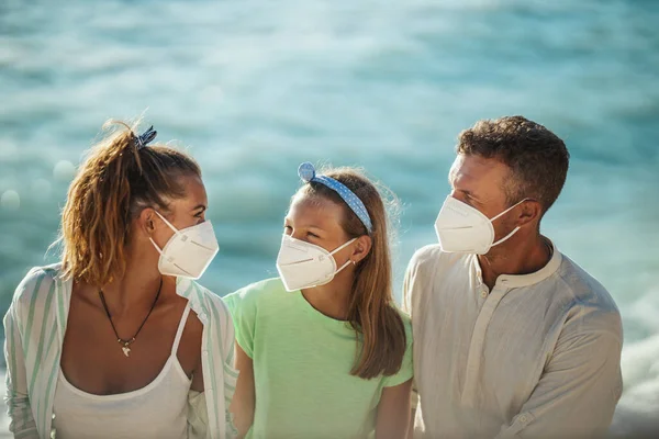 Shot Van Een Gelukkig Gezin Met Een Beschermend Masker N95 — Stockfoto