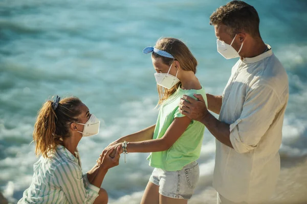 Shot Van Een Gelukkig Gezin Met Beschermende N95 Masker Tijd — Stockfoto