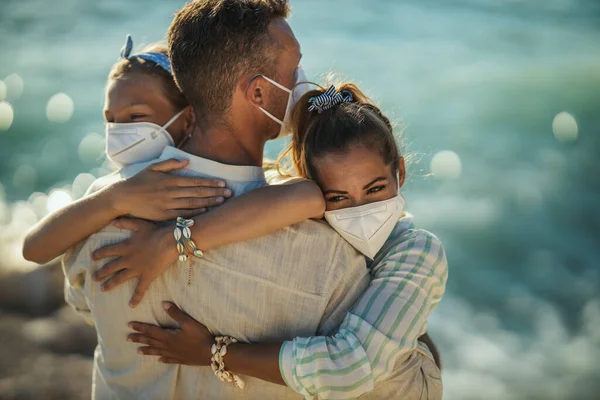 Snímek Šťastně Objaté Rodiny Ochrannou Maskou N95 Tráví Čas Pobřeží — Stock fotografie