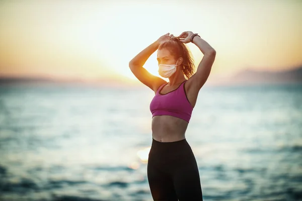 Fotografía Una Corredora Con Mascarilla Protectora Mientras Entrenaba Cerca Playa — Foto de Stock