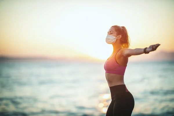 Fotografía Una Corredora Con Mascarilla Protectora Mientras Entrenaba Cerca Playa — Foto de Stock