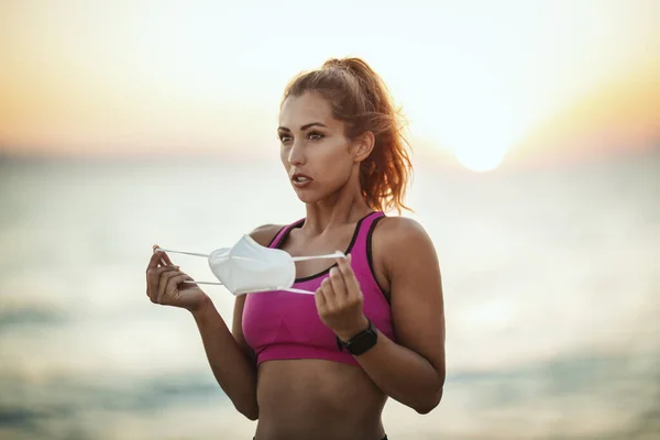 Porträtt Kvinnlig Löpare Med Skyddande Ansiktsmask Träningen Nära Stranden Vid — Stockfoto