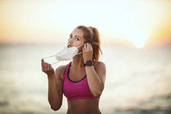 Portrait Female Runner Wearing Protective Face Mask While Doing Training — Stock Photo, Image